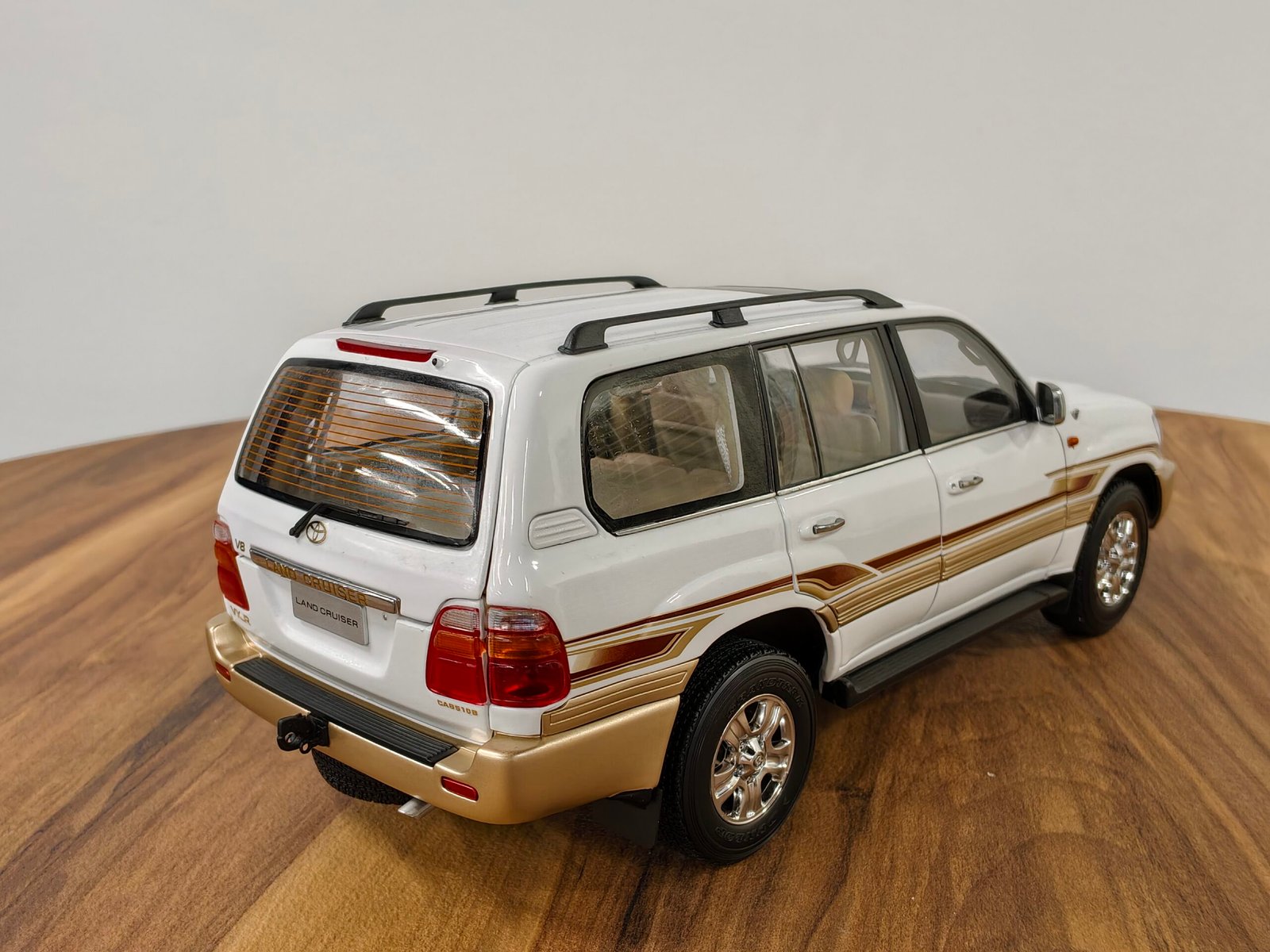 Toyota Land Cruiser Vx (White) 1:18 - Image 4