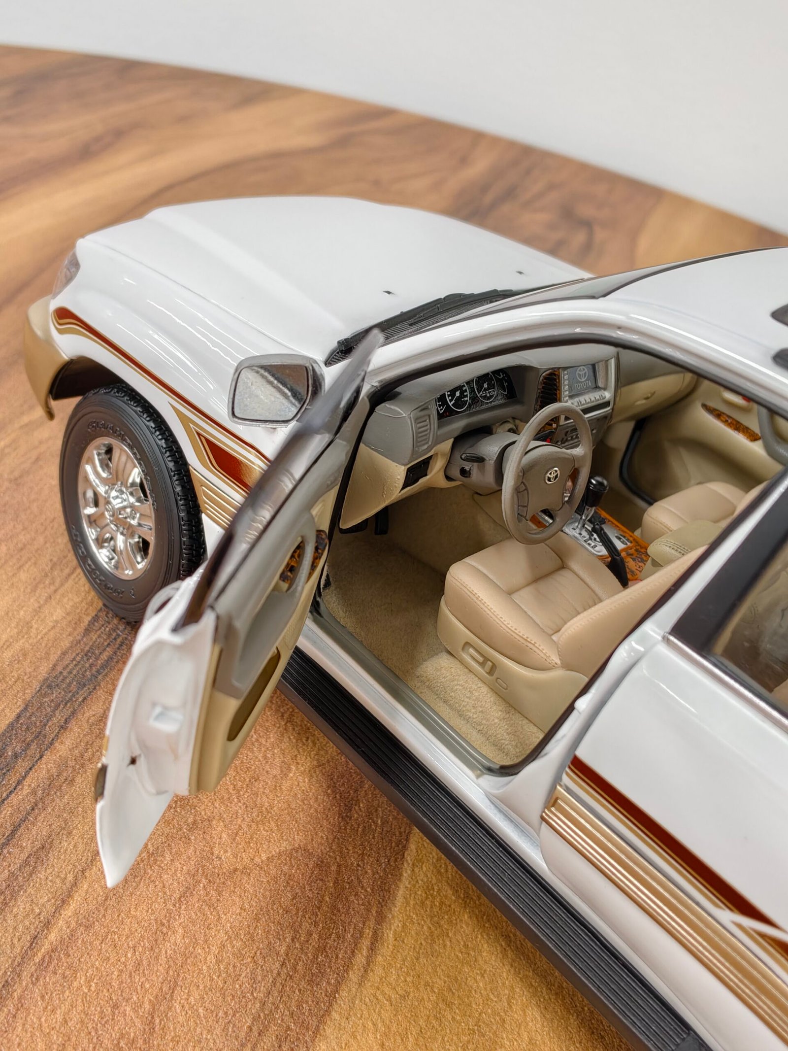 Toyota Land Cruiser Vx (White) 1:18 - Image 3