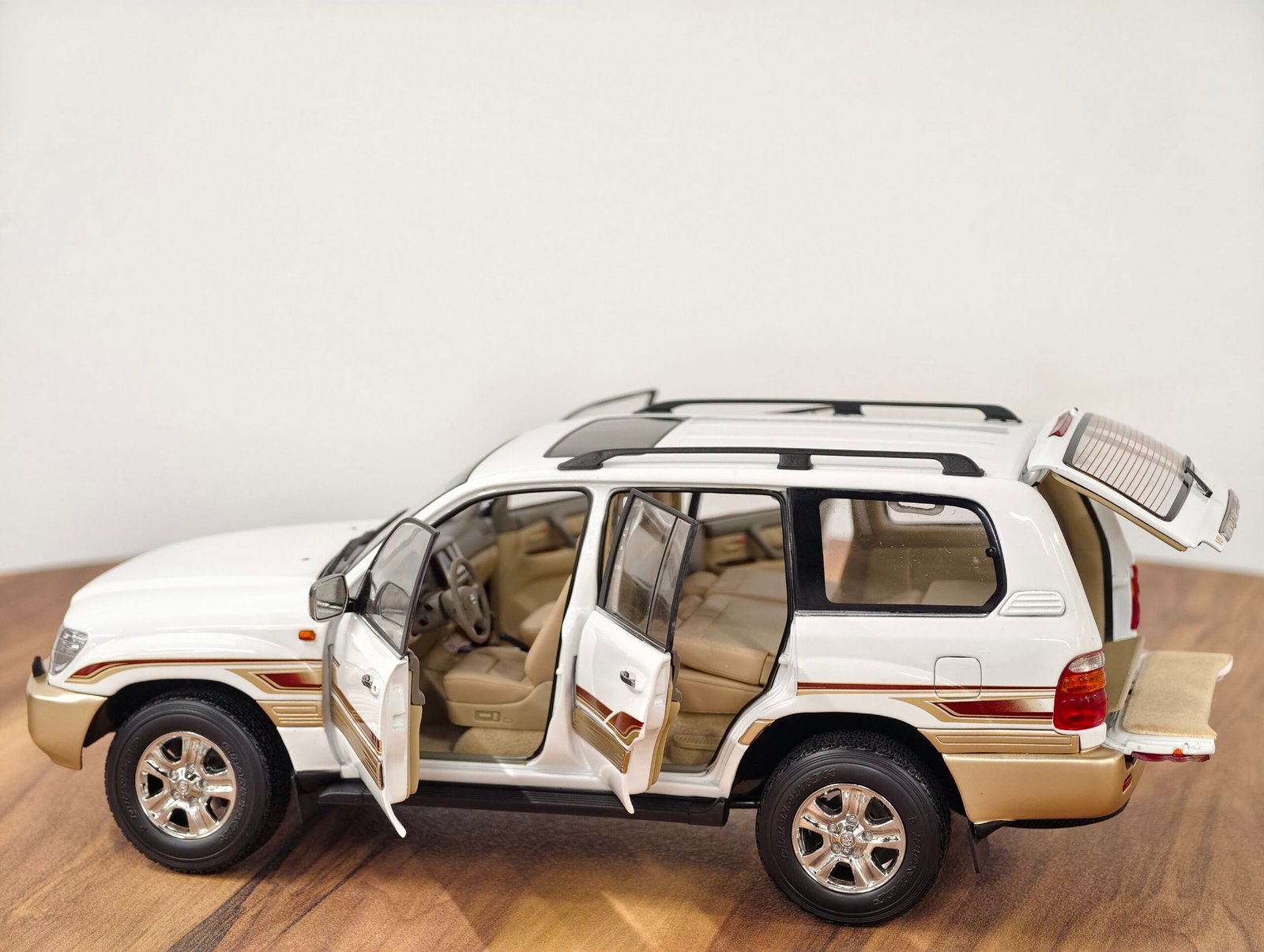 Toyota Land Cruiser Vx (White) 1:18 - Image 2