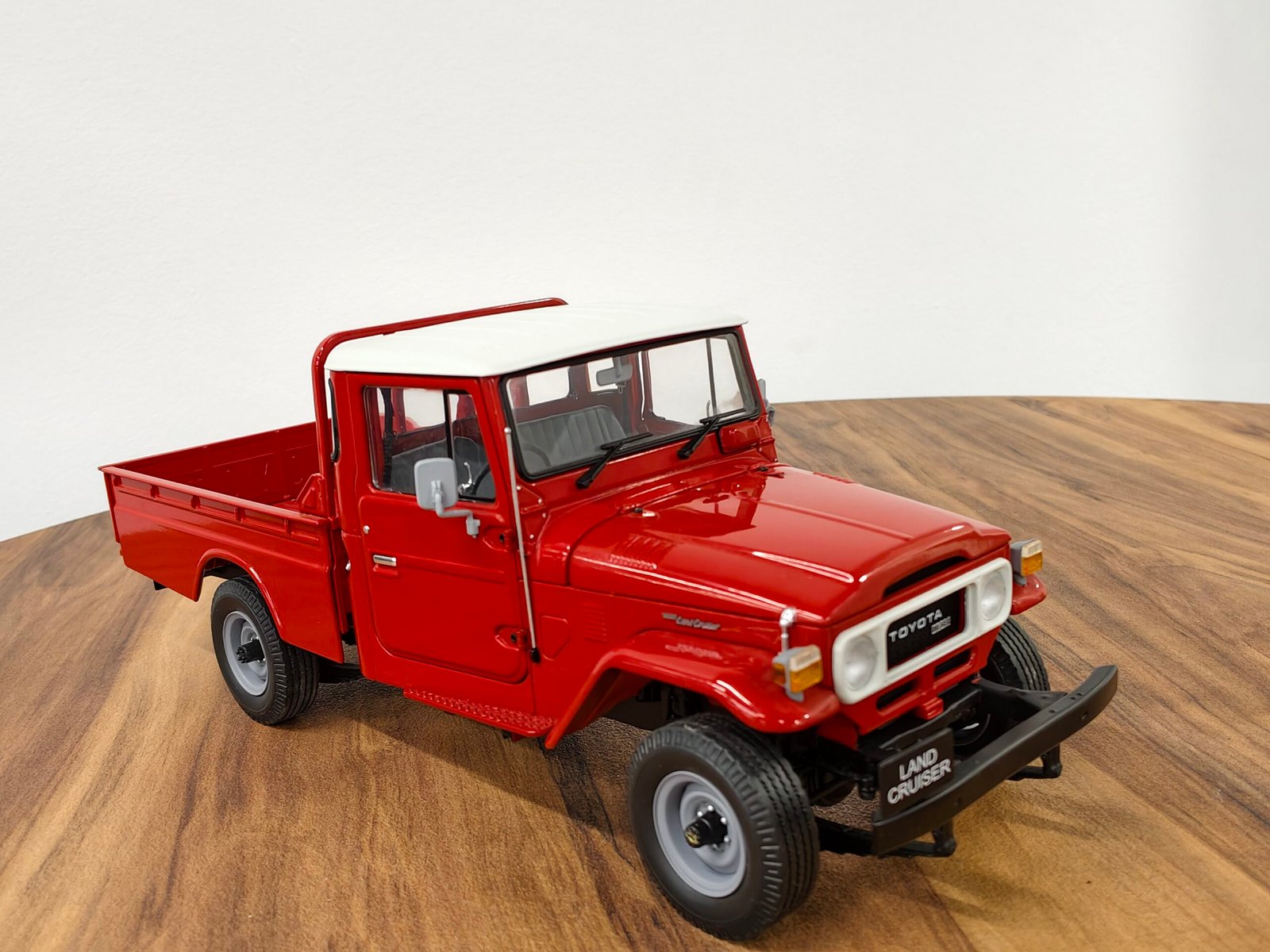 Toyota Land Cruiser 40 Pick Up (Red) 1:18 - Image 2