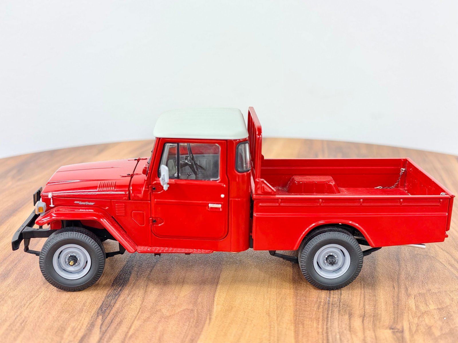 Toyota Land Cruiser 40 Pick Up (Red) 1:18 - Image 3