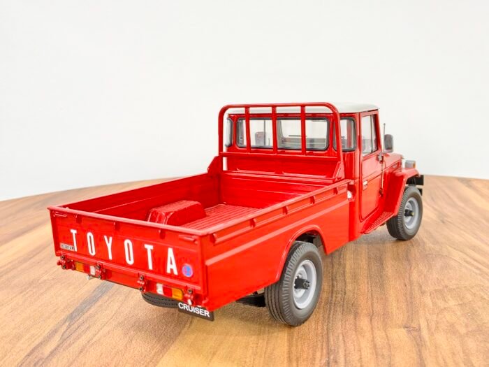 Toyota Land Cruiser 40 Pick Up (Red) 1:18 - Image 4