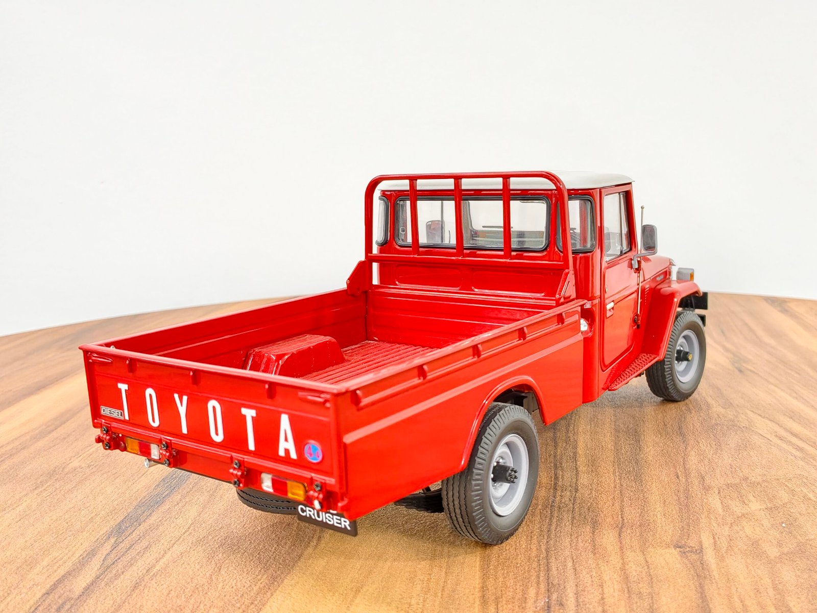 Toyota Land Cruiser 40 Pick Up (Red) 1:18 - Image 4