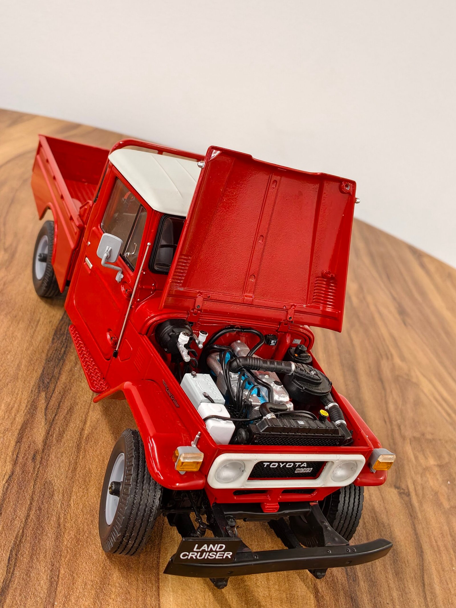 Toyota Land Cruiser 40 Pick Up (Red) 1:18 - Image 5