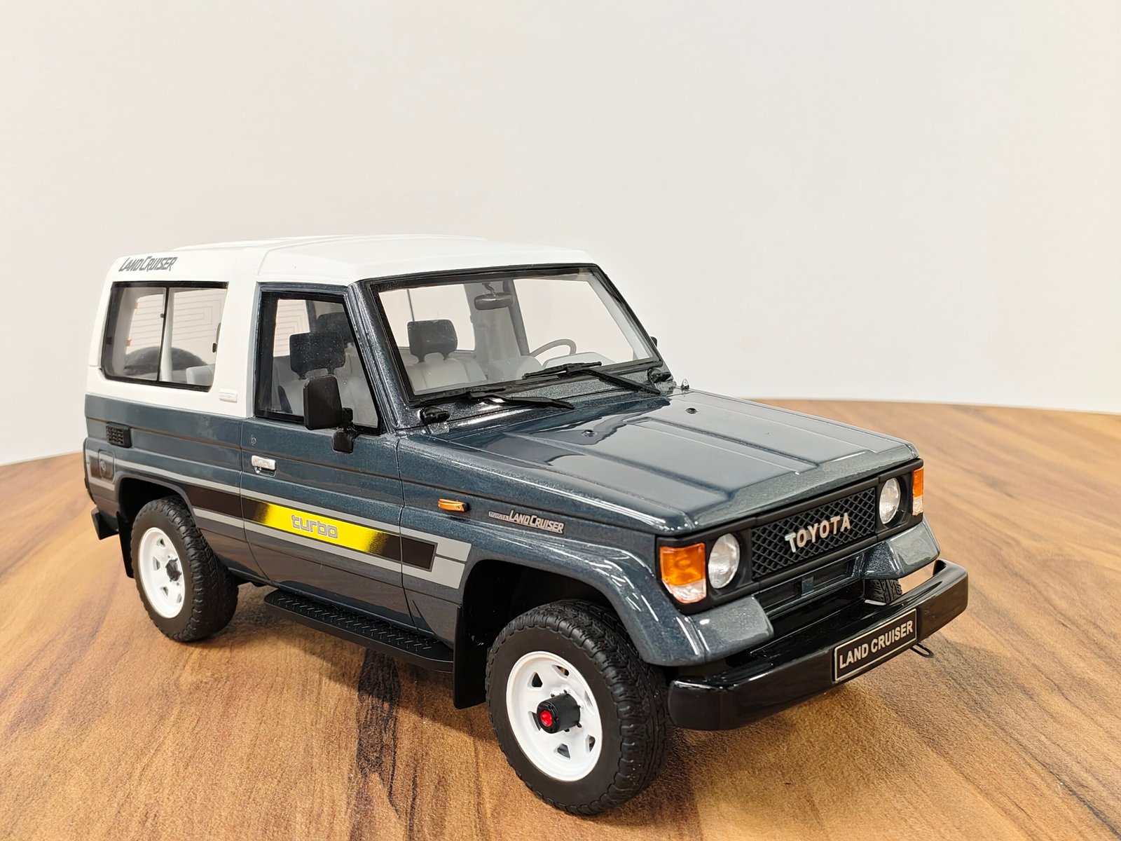 Toyota Land Cruise  Turbo LJ73 (Gray) 1:18 - Image 2