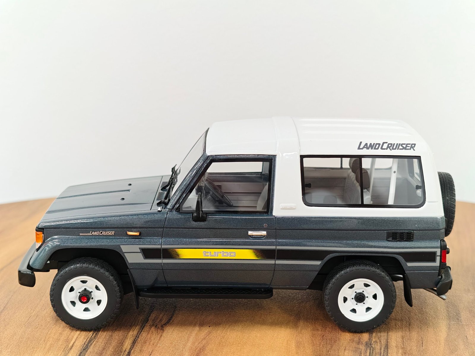Toyota Land Cruise  Turbo LJ73 (Gray) 1:18 - Image 5