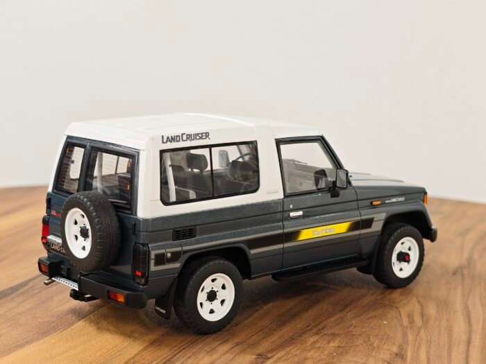 Toyota Land Cruise  Turbo LJ73 (Gray) 1:18 - Image 4