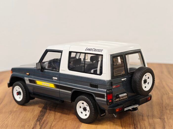 Toyota Land Cruise  Turbo LJ73 (Gray) 1:18 - Image 3