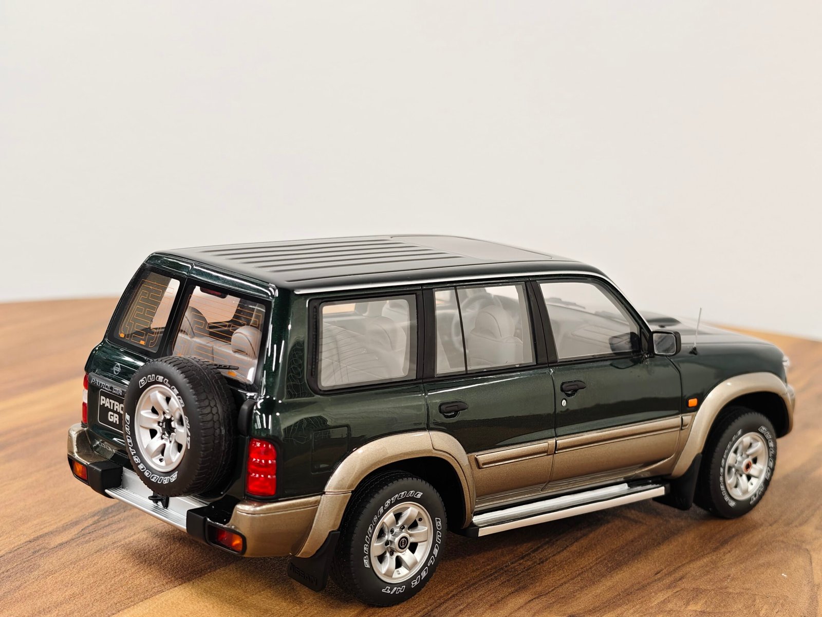 Nissan Patrol GR Y61 Green 1:18 - Image 4
