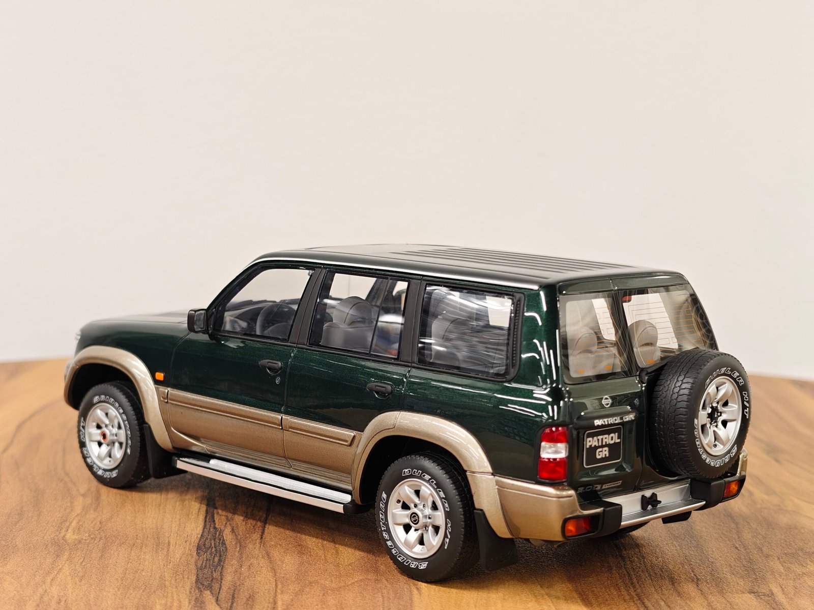 Nissan Patrol GR Y61 Green 1:18 - Image 5