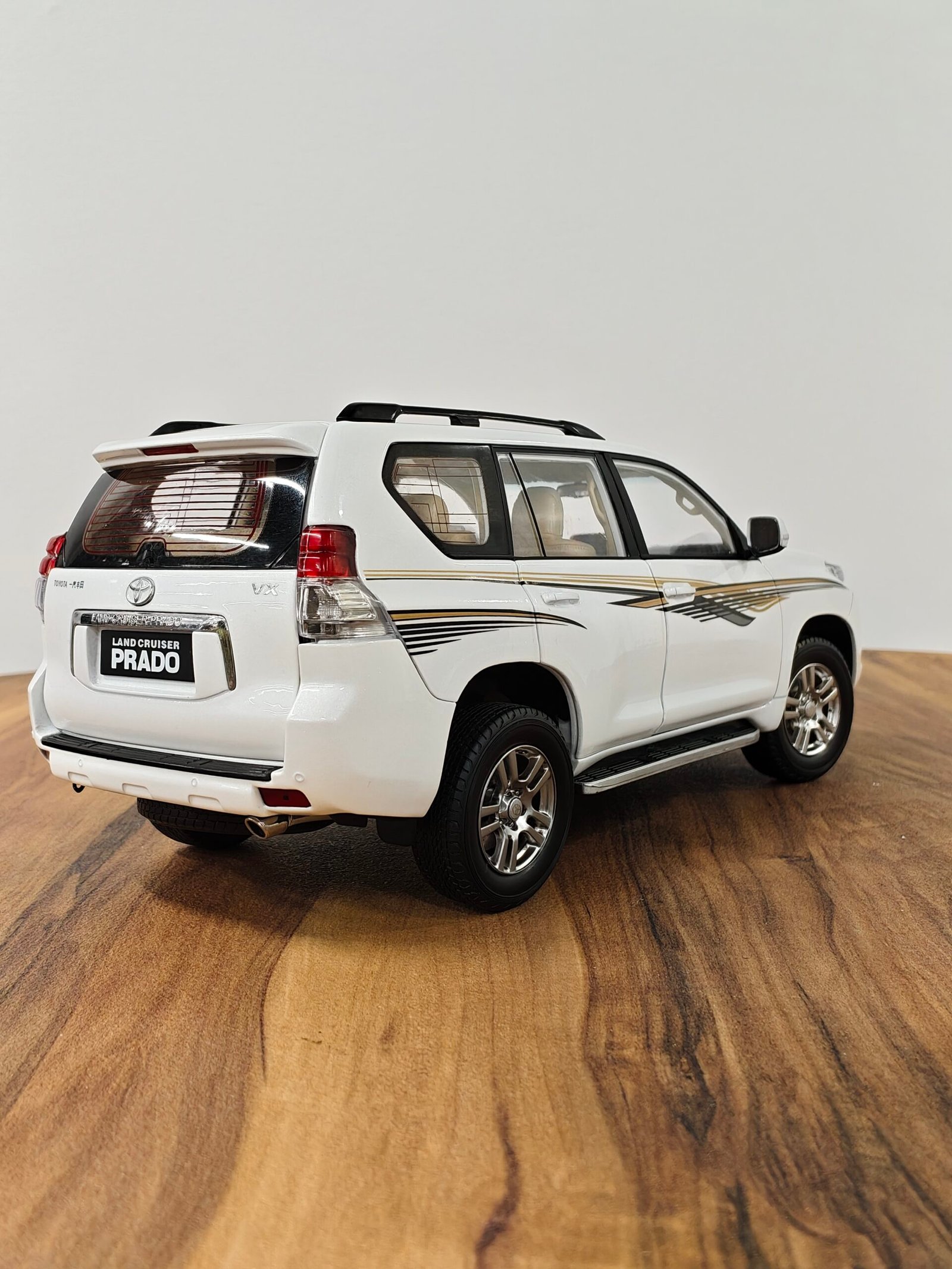 Toyota Land Cruiser Prado Vx (White) 1:18 - Image 2