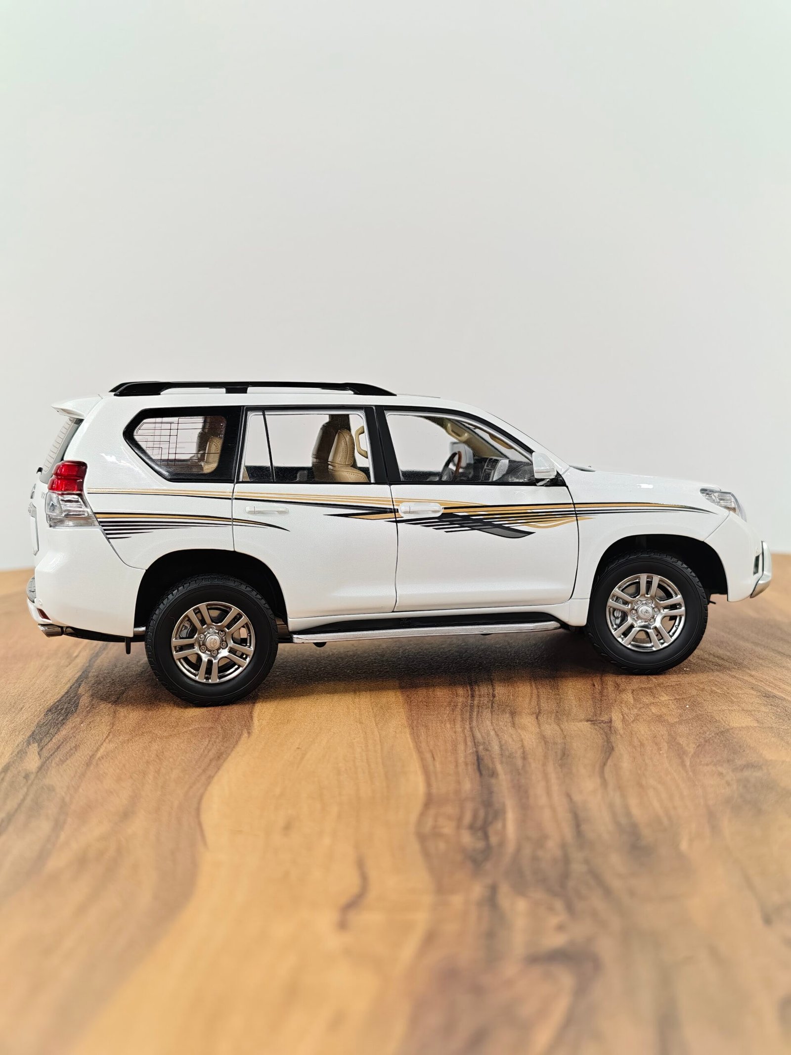 Toyota Land Cruiser Prado Vx (White) 1:18 - Image 8