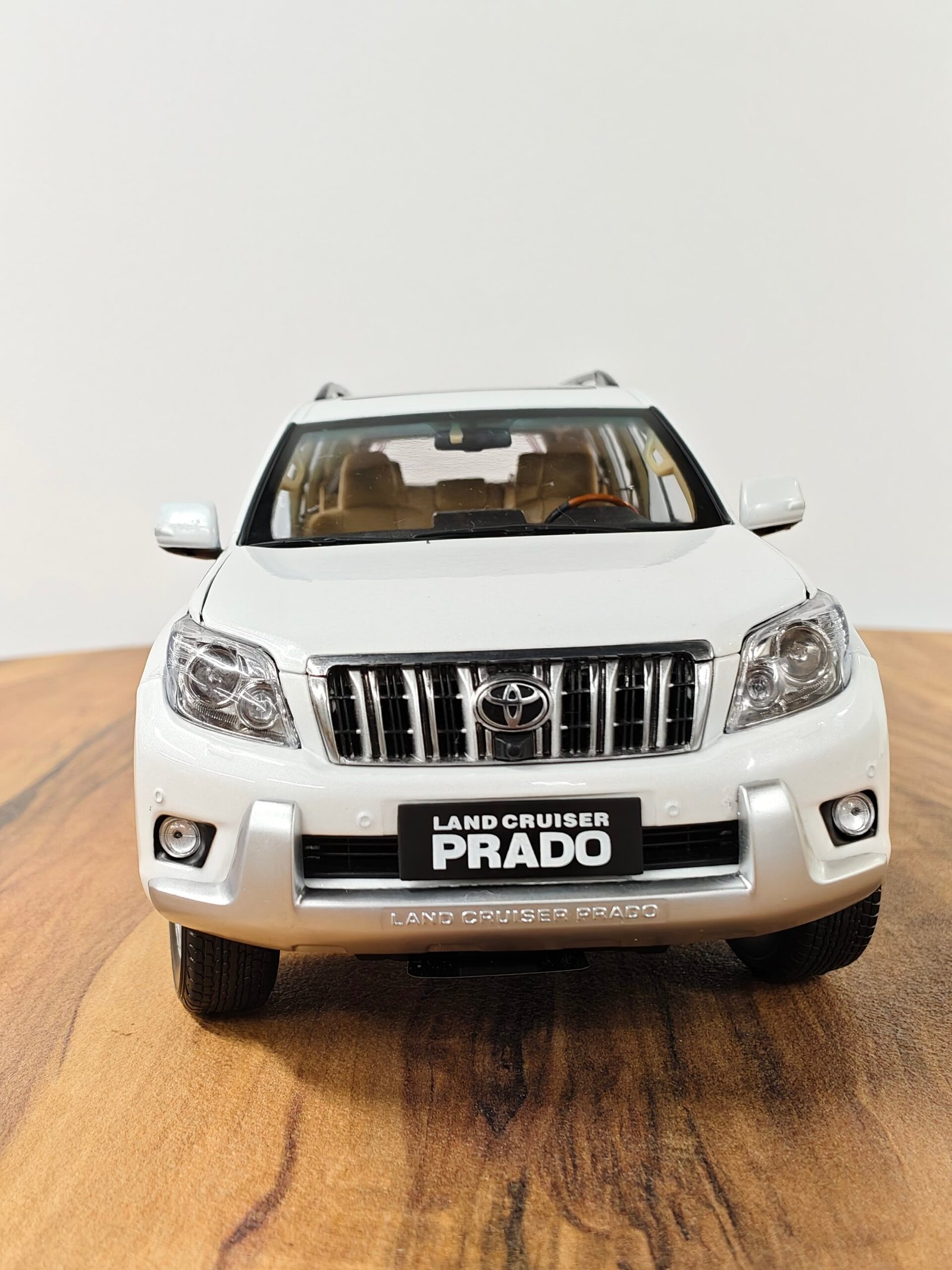 Toyota Land Cruiser Prado Vx (White) 1:18 - Image 3