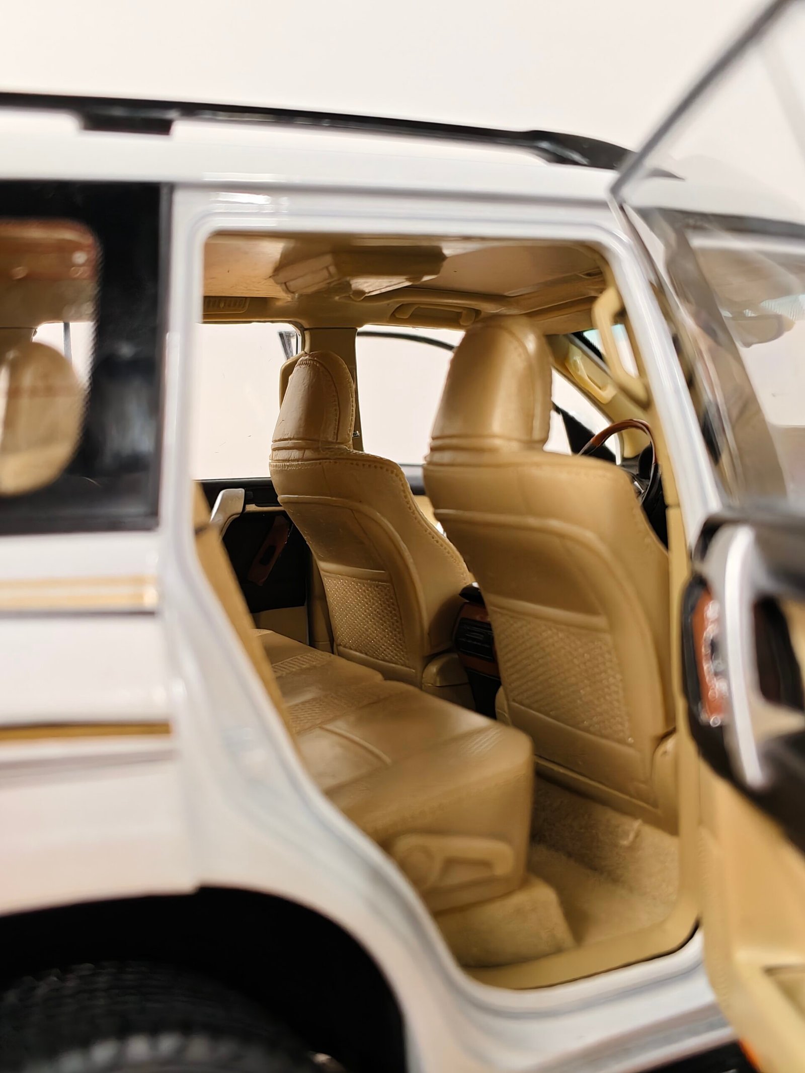 Toyota Land Cruiser Prado Vx (White) 1:18 - Image 10