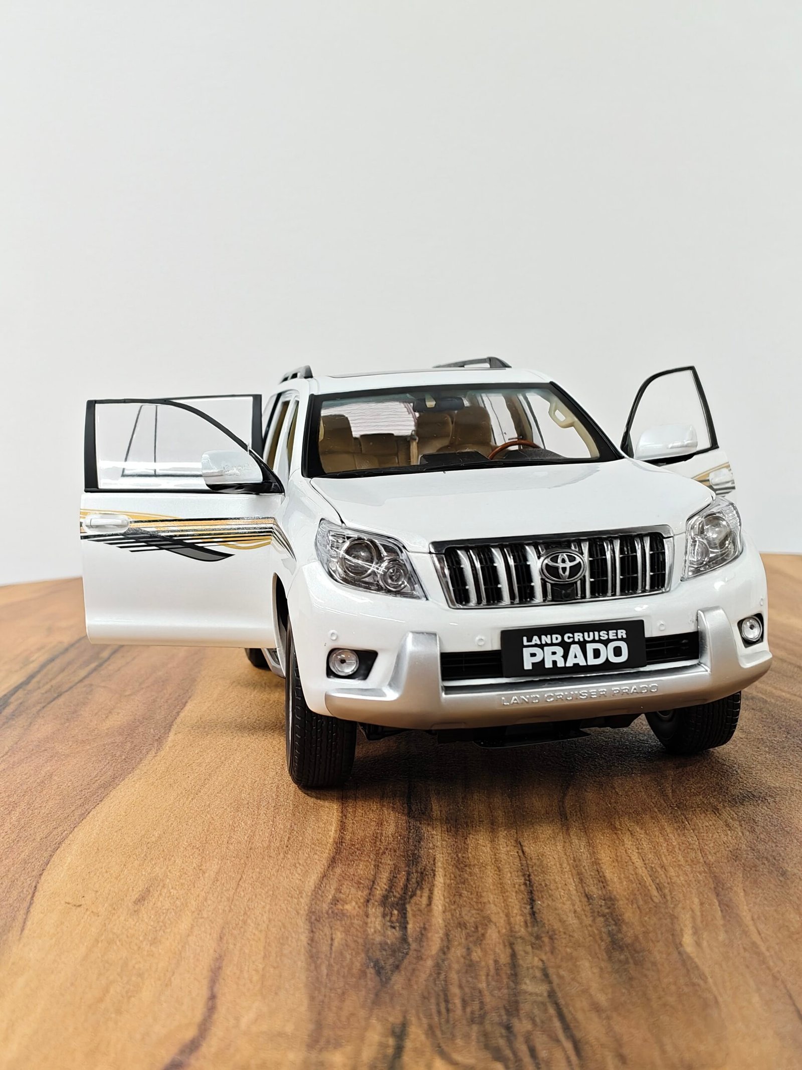 Toyota Land Cruiser Prado Vx (White) 1:18 - Image 9
