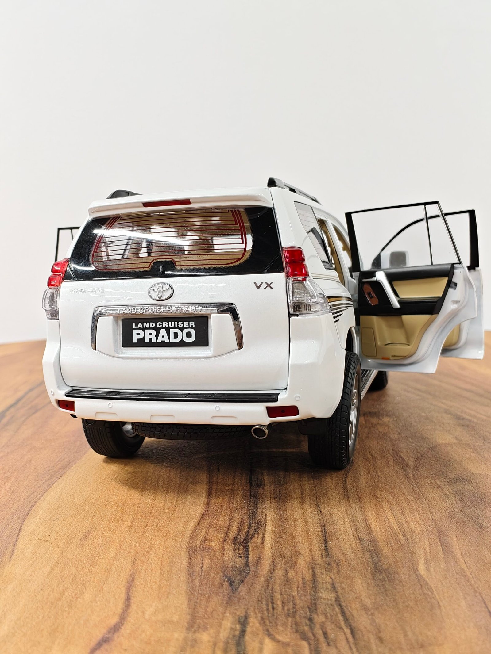 Toyota Land Cruiser Prado Vx (White) 1:18 - Image 13