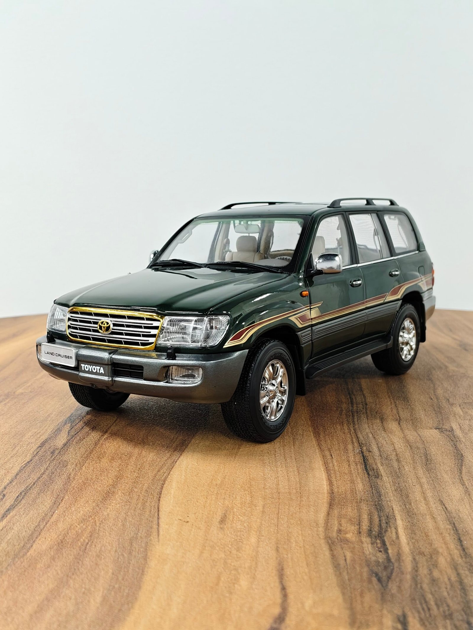 Toyota Land Cruiser VX R (Green) 1:18