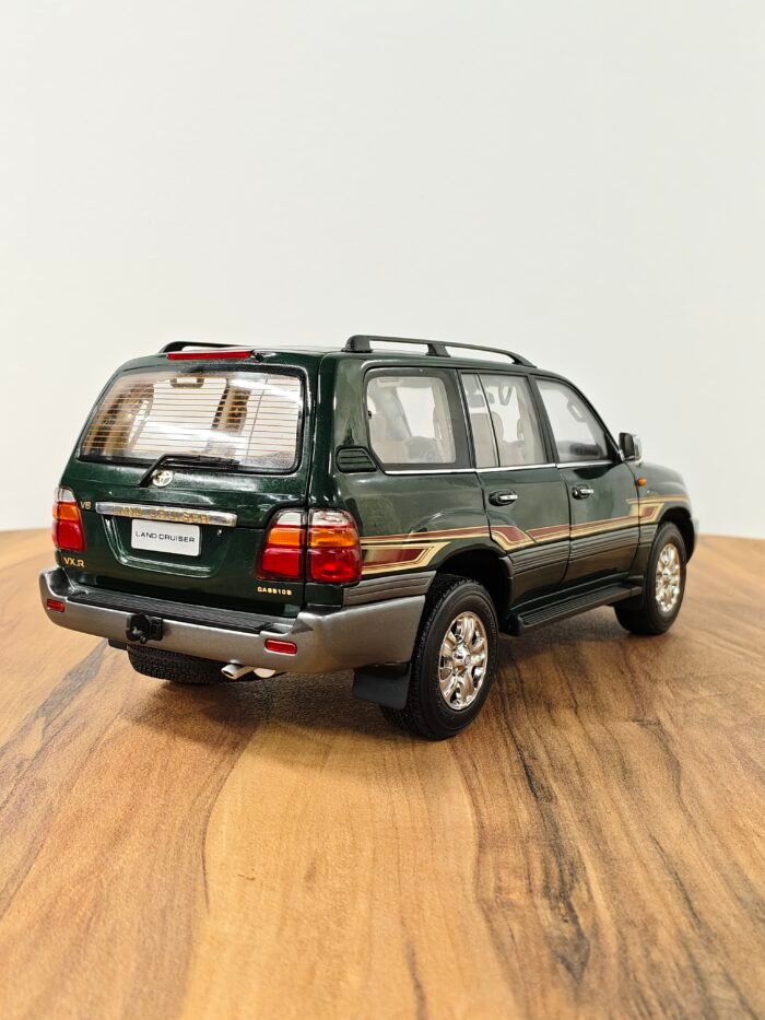 Toyota Land Cruiser VX R (Green) 1:18 - Image 2