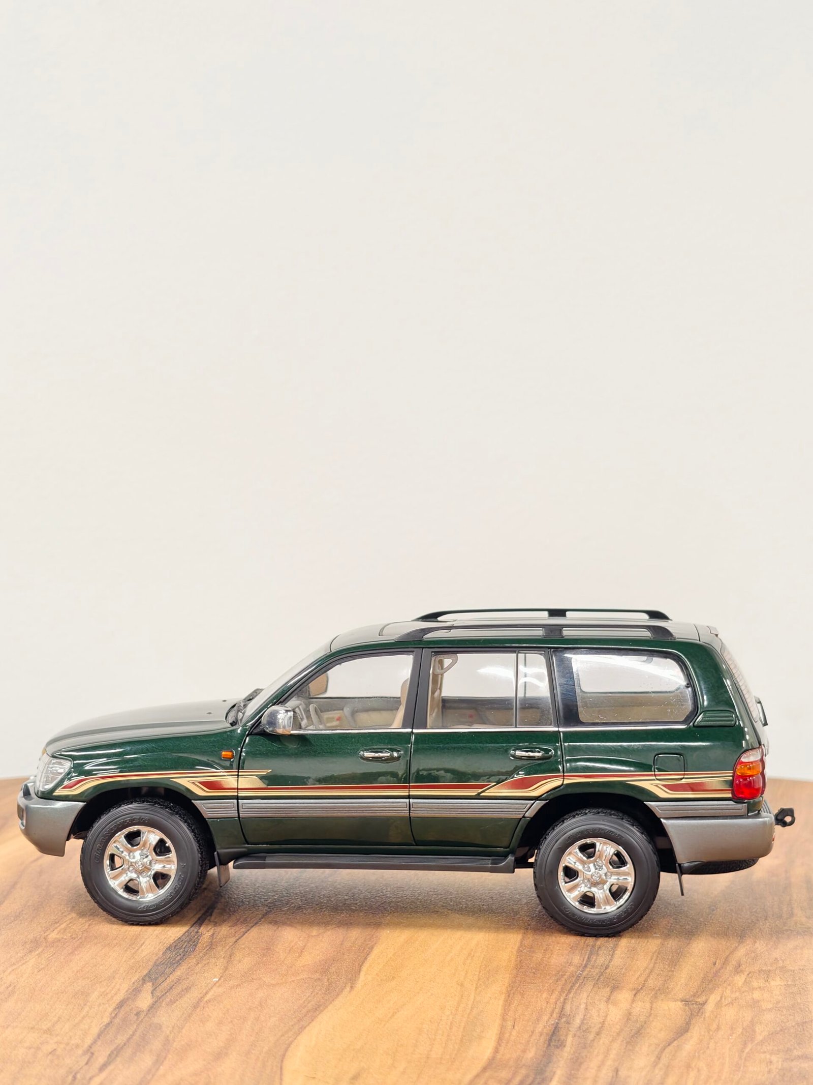 Toyota Land Cruiser VX R (Green) 1:18 - Image 9