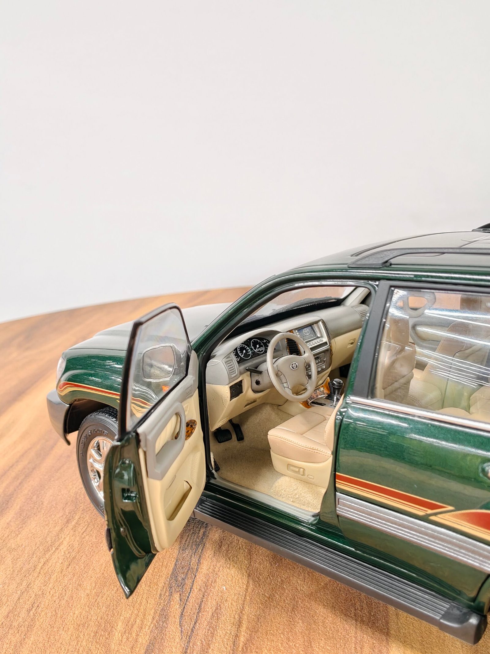 Toyota Land Cruiser VX R (Green) 1:18 - Image 8