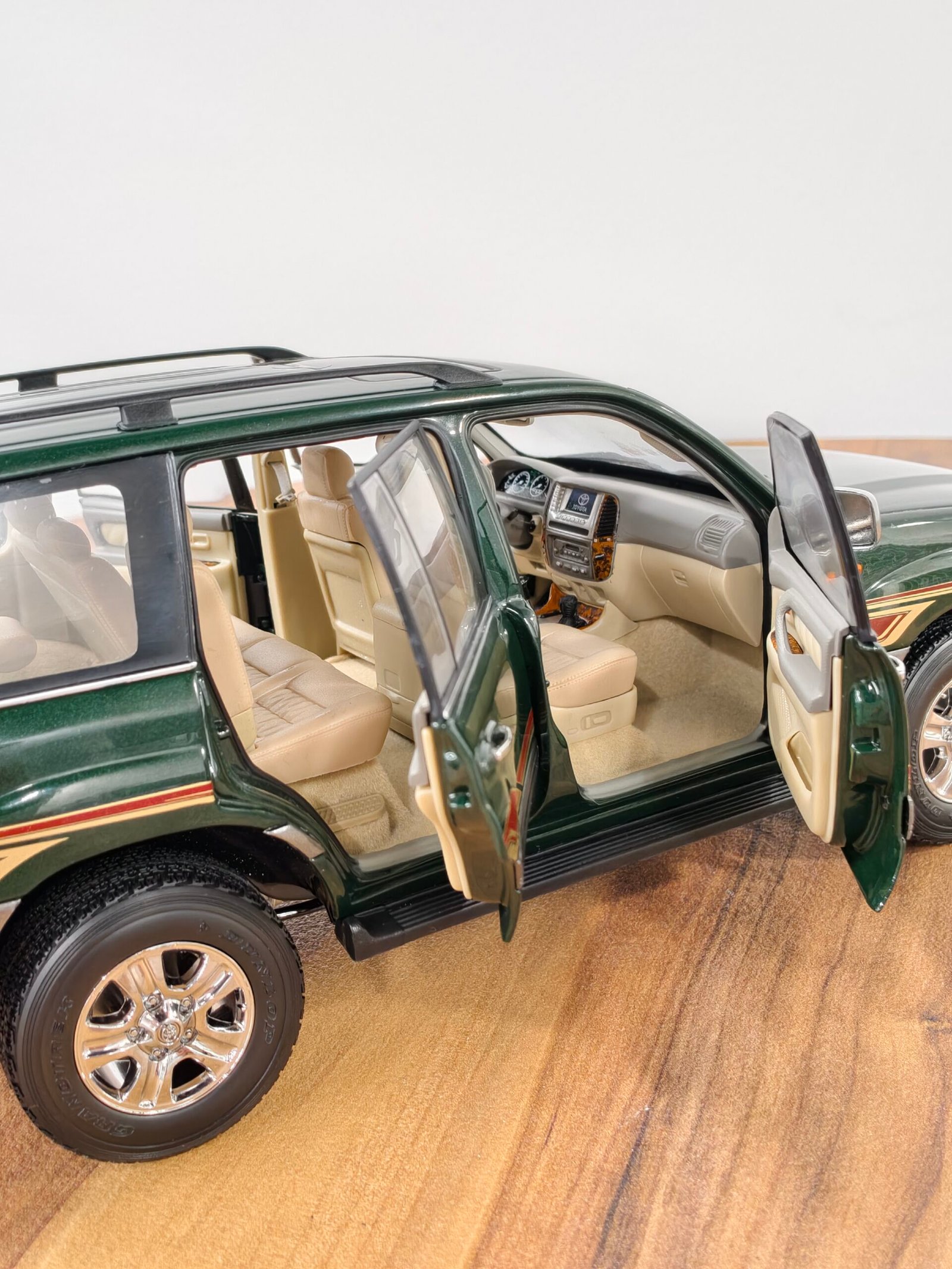 Toyota Land Cruiser VX R (Green) 1:18 - Image 7