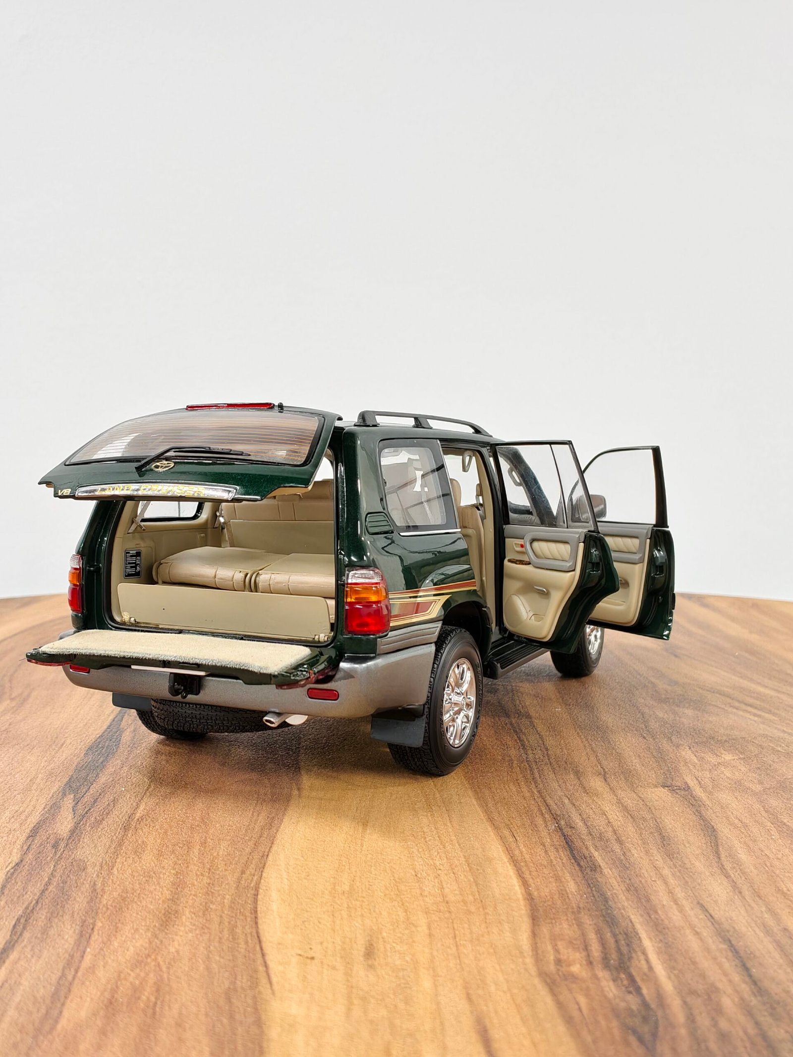 Toyota Land Cruiser VX R (Green) 1:18 - Image 6