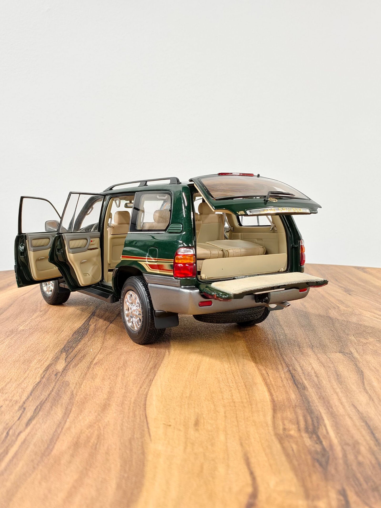Toyota Land Cruiser VX R (Green) 1:18 - Image 5