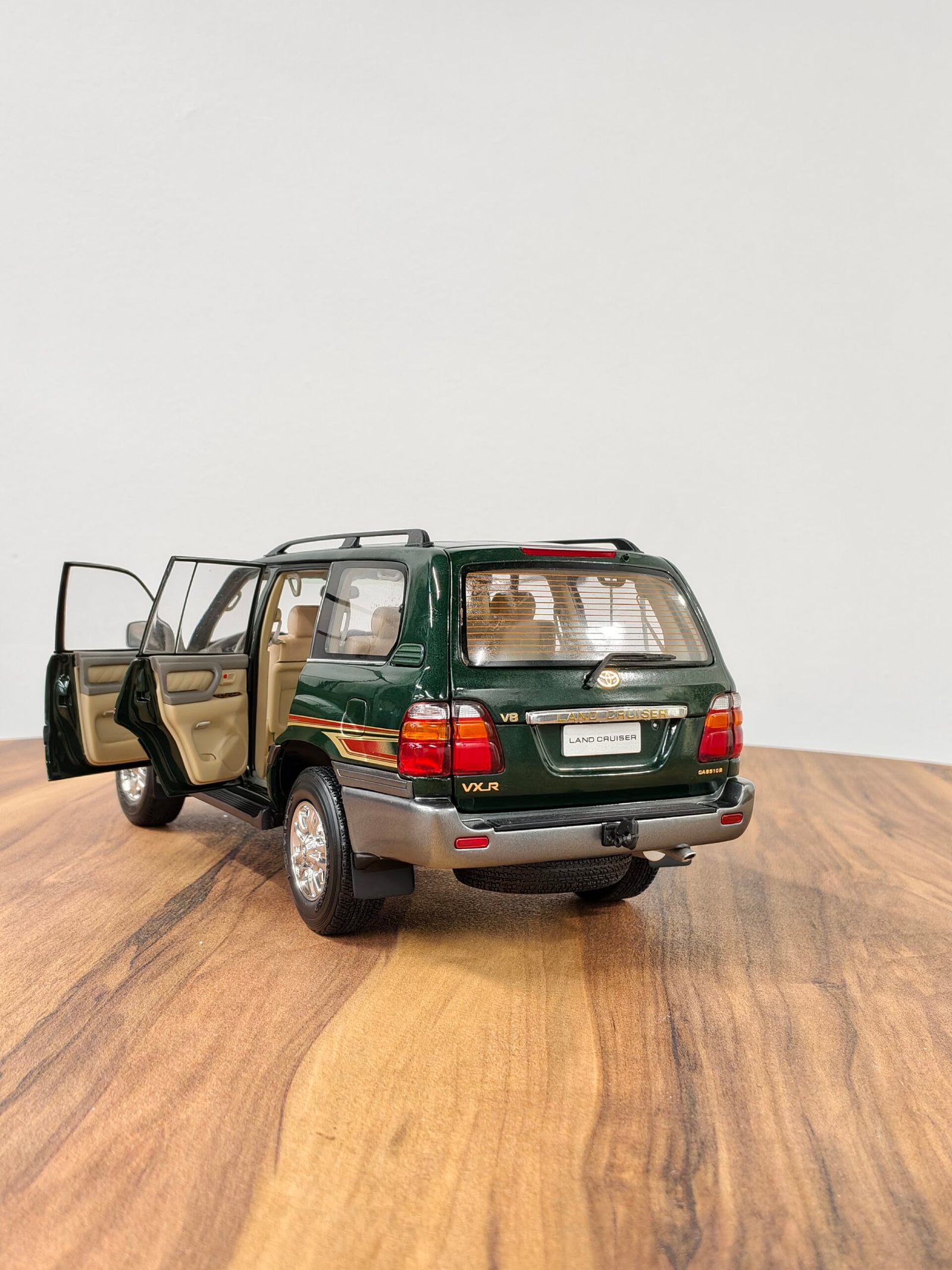 Toyota Land Cruiser VX R (Green) 1:18 - Image 4