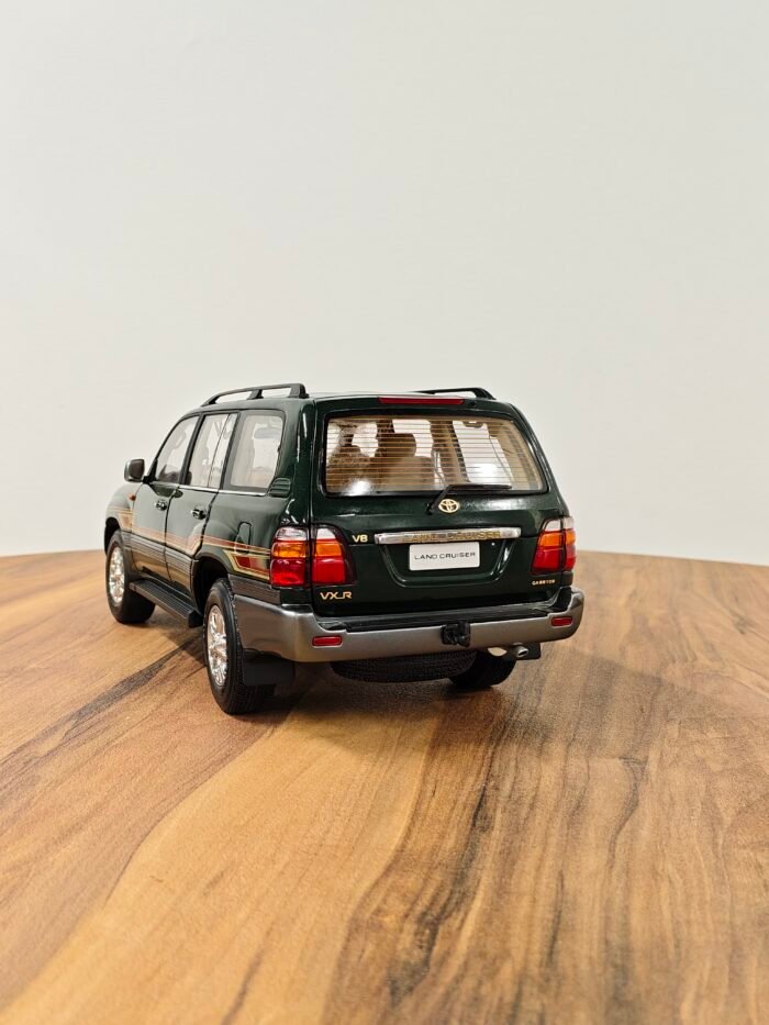 Toyota Land Cruiser VX R (Green) 1:18 - Image 3