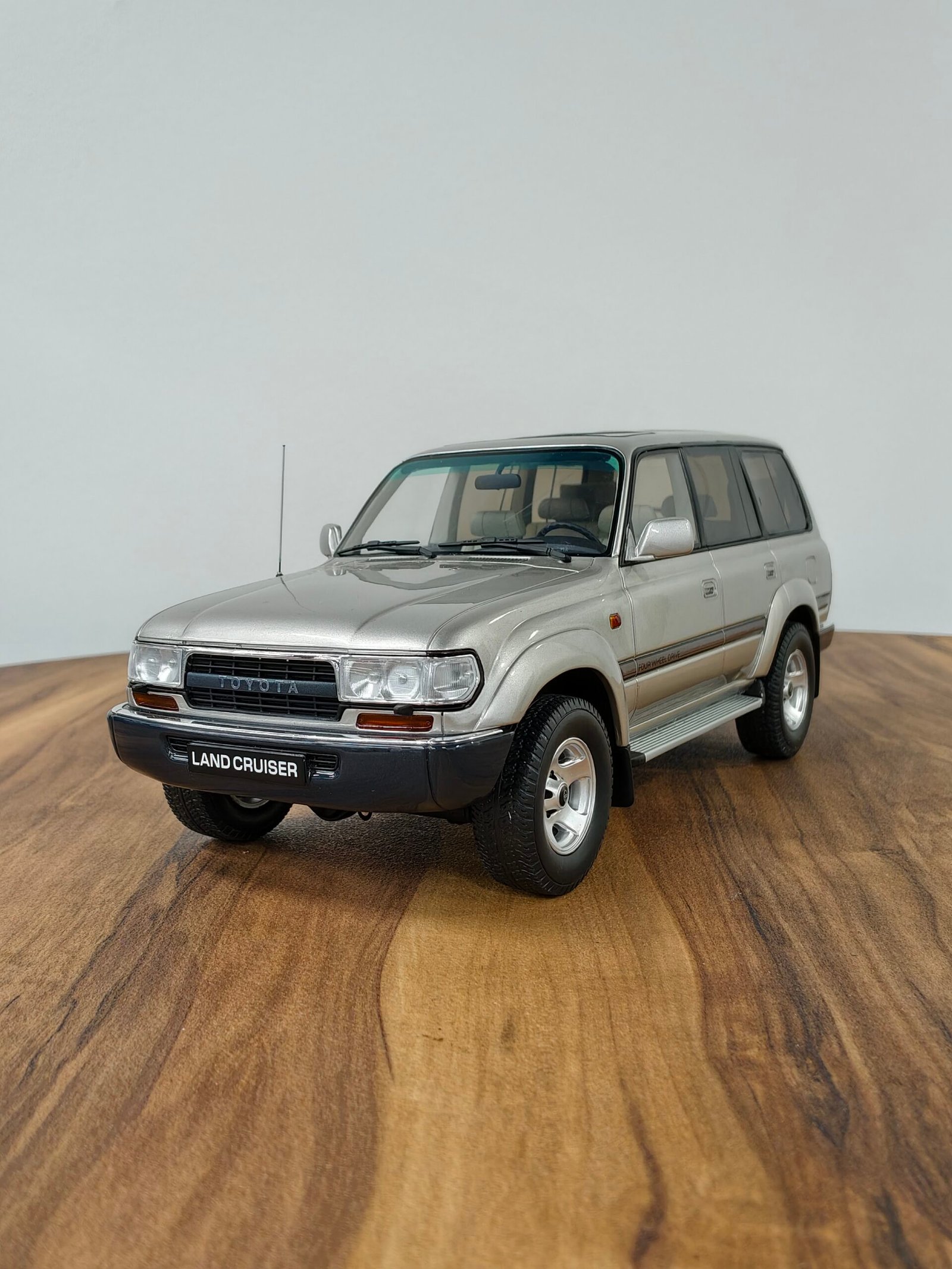 Toyota Land Cruiser HDJ80 (Silver) 1:18 - Image 3