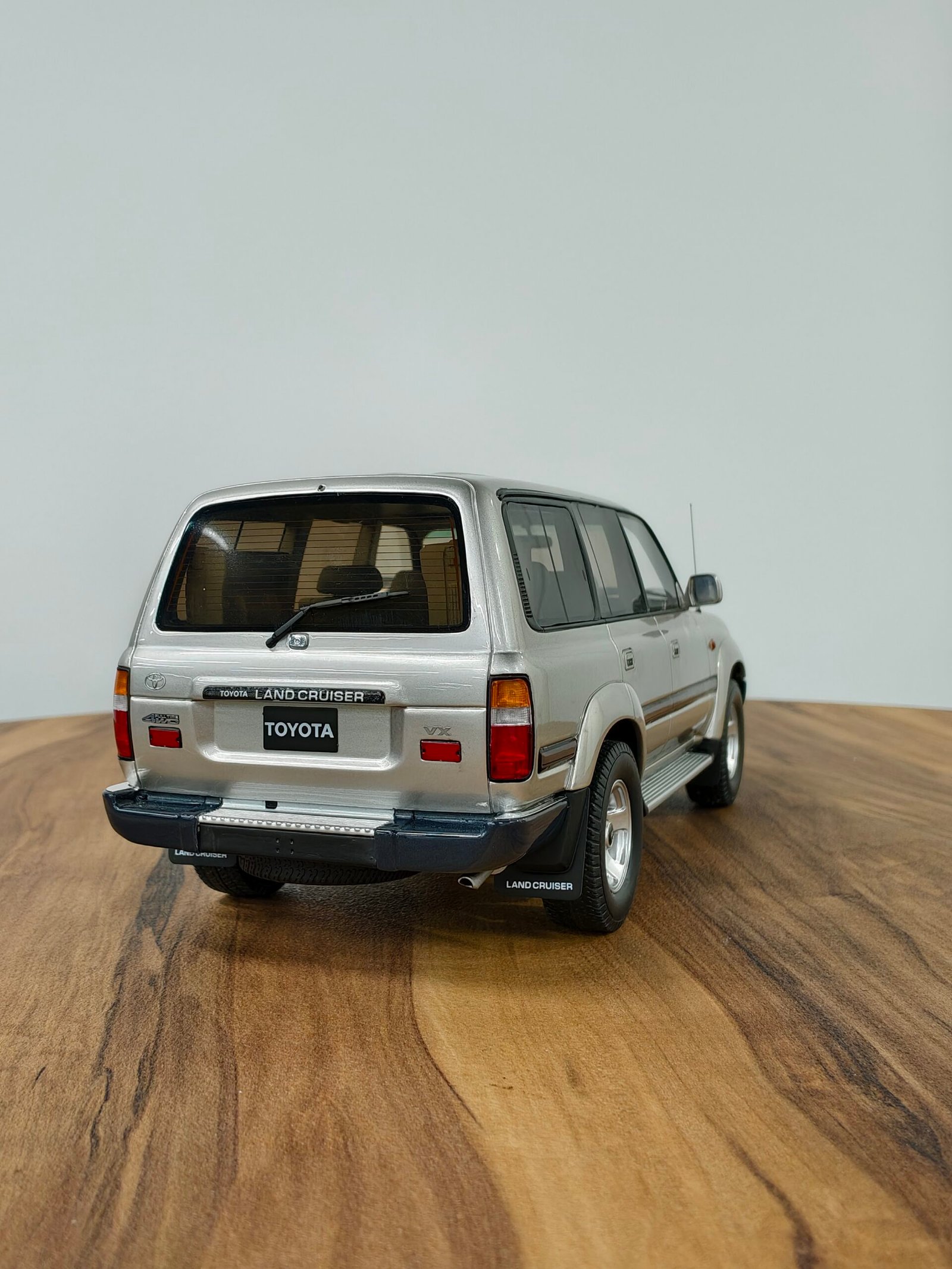 Toyota Land Cruiser HDJ80 (Silver) 1:18 - Image 6
