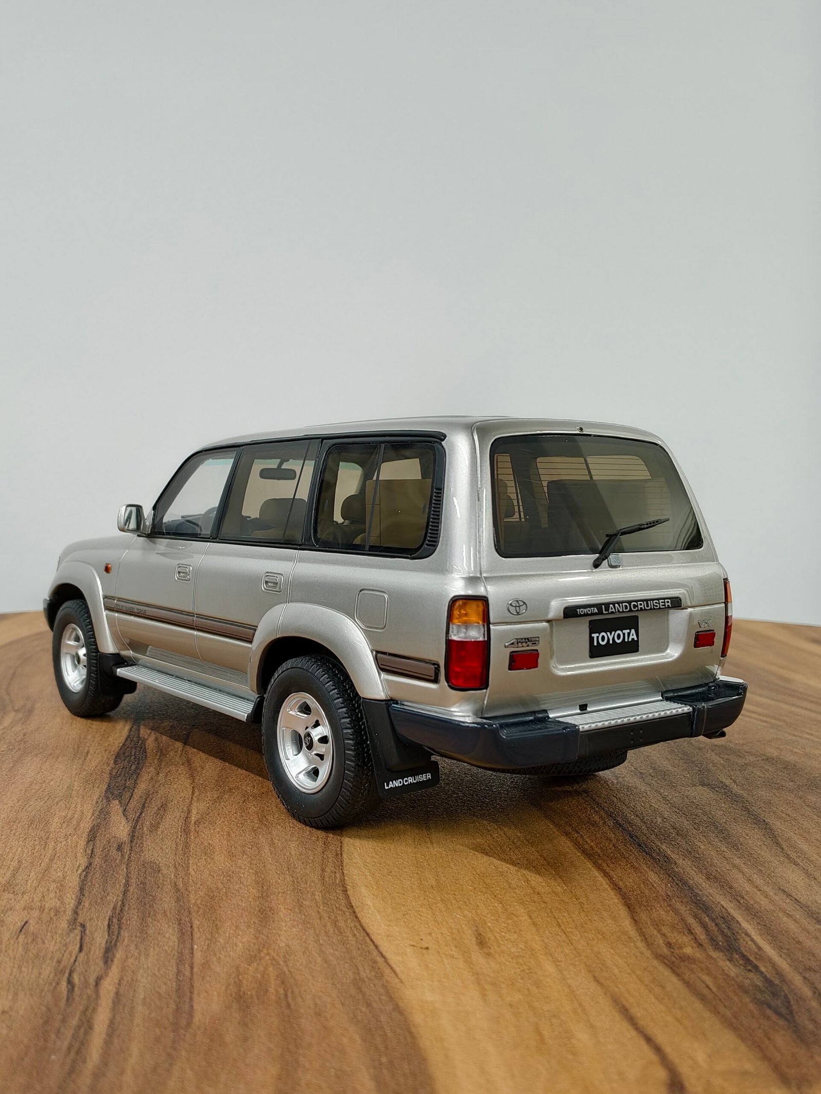 Toyota Land Cruiser HDJ80 (Silver) 1:18 - Image 5