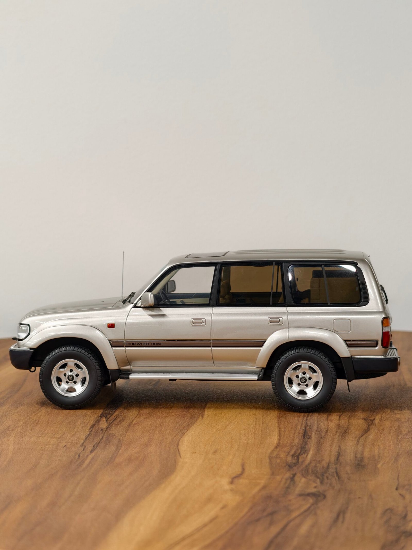Toyota Land Cruiser HDJ80 (Silver) 1:18 - Image 4