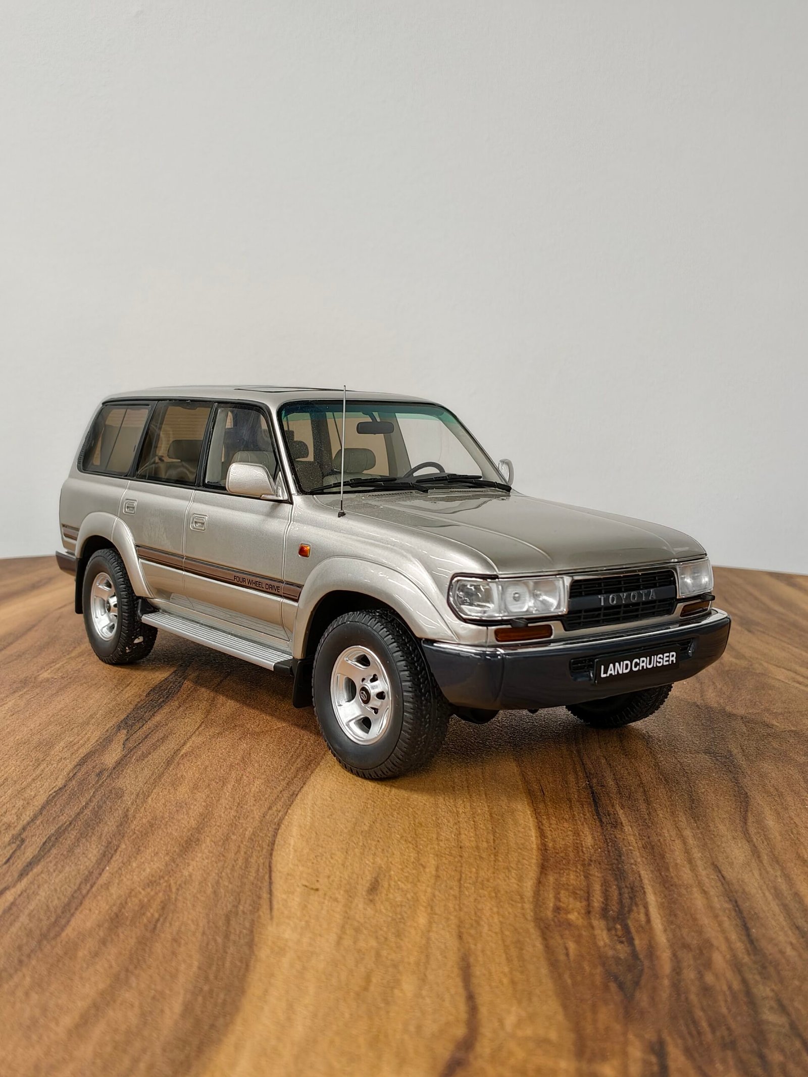 Toyota Land Cruiser HDJ80 (Silver) 1:18 - Image 2