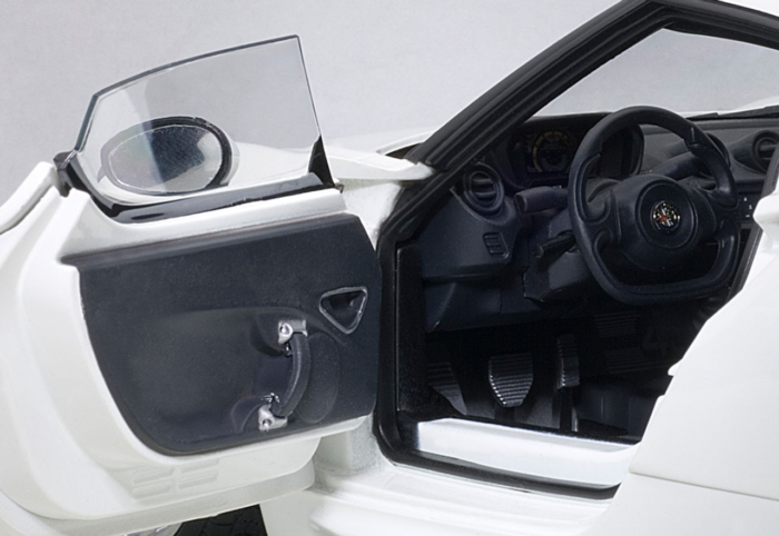 Alfa Romeo 4C Hardtop 1:18 Gloss White - Image 4