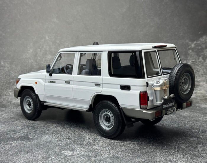Toyota Land Cruiser 70 Series J76 (White)