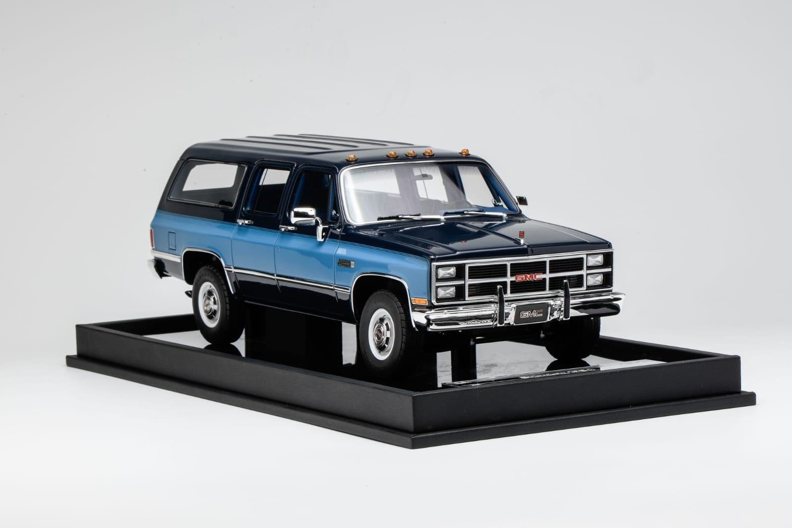 GMC Suburban 1984 Dark Blue with Blue 1:18 - Image 4