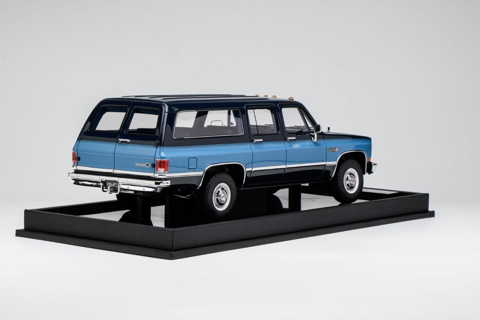 GMC Suburban 1984 Dark Blue with Blue 1:18 - Image 2