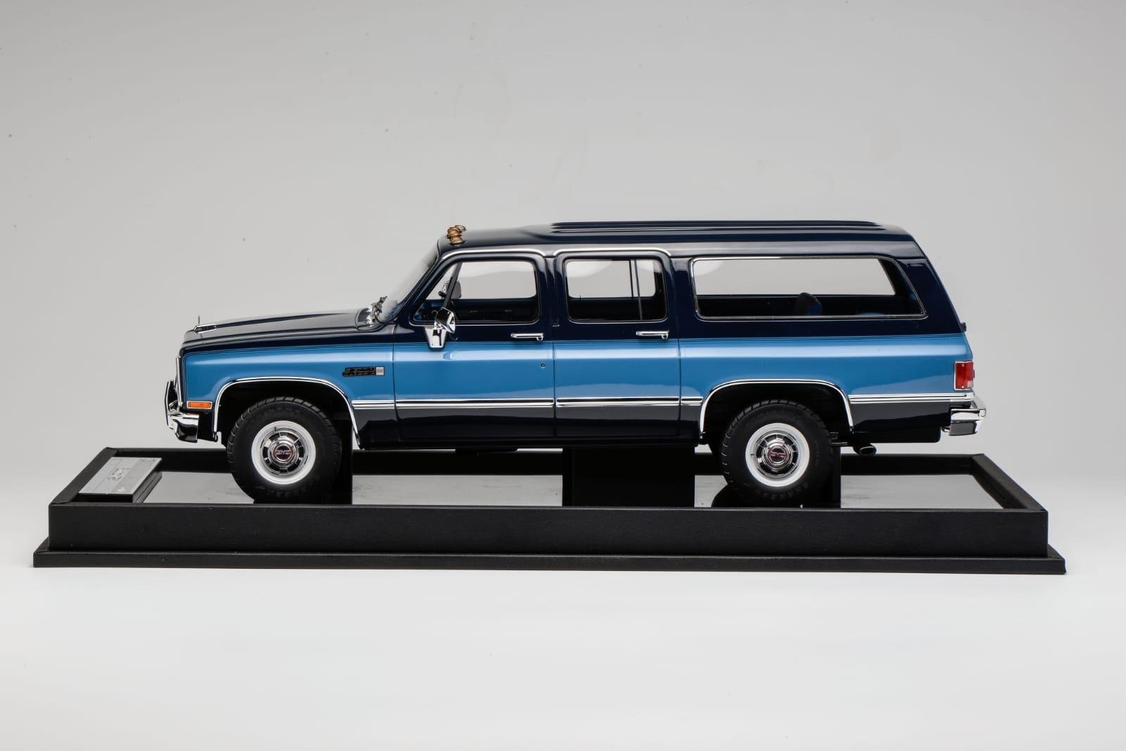 GMC Suburban 1984 Dark Blue with Blue 1:18 - Image 3