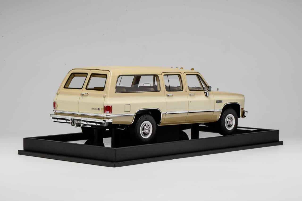 GMC Suburban 1984 Beige with Light Beige 1:18 - Image 4