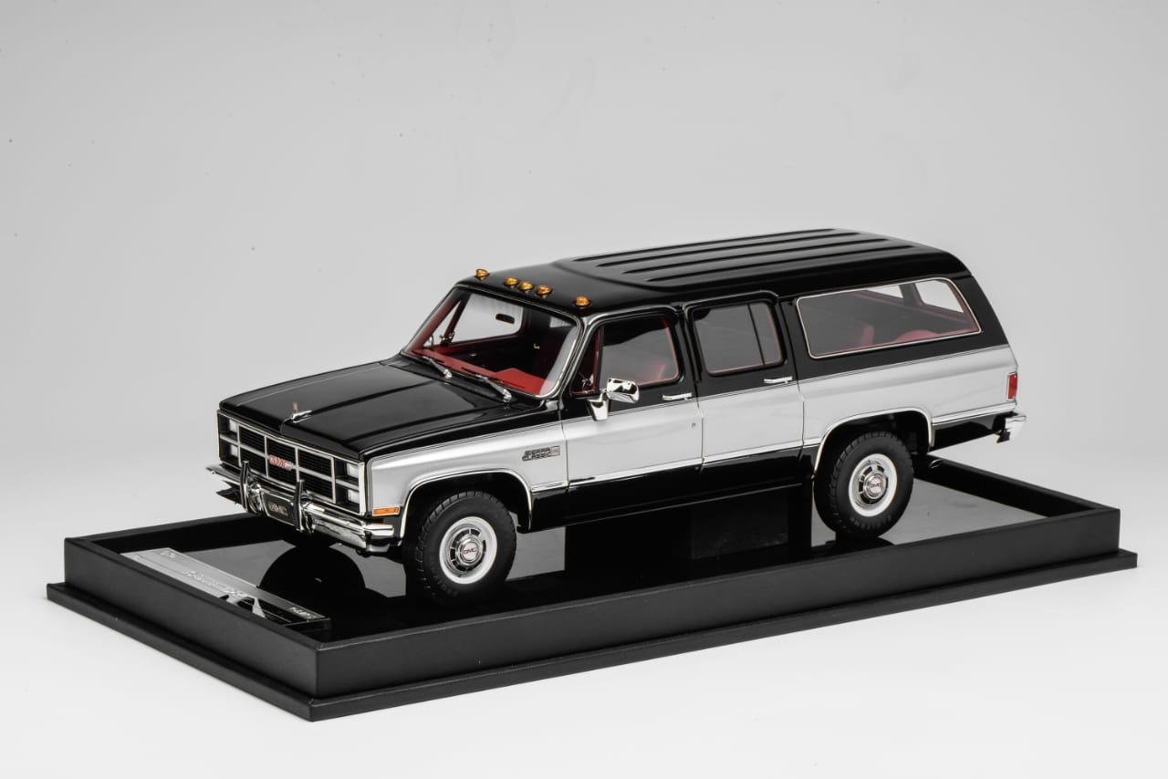 GMC Suburban 1984 Black with Silver 1:18 - Image 3
