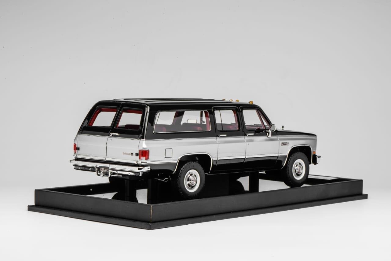 GMC Suburban 1984 Black with Silver 1:18 - Image 5