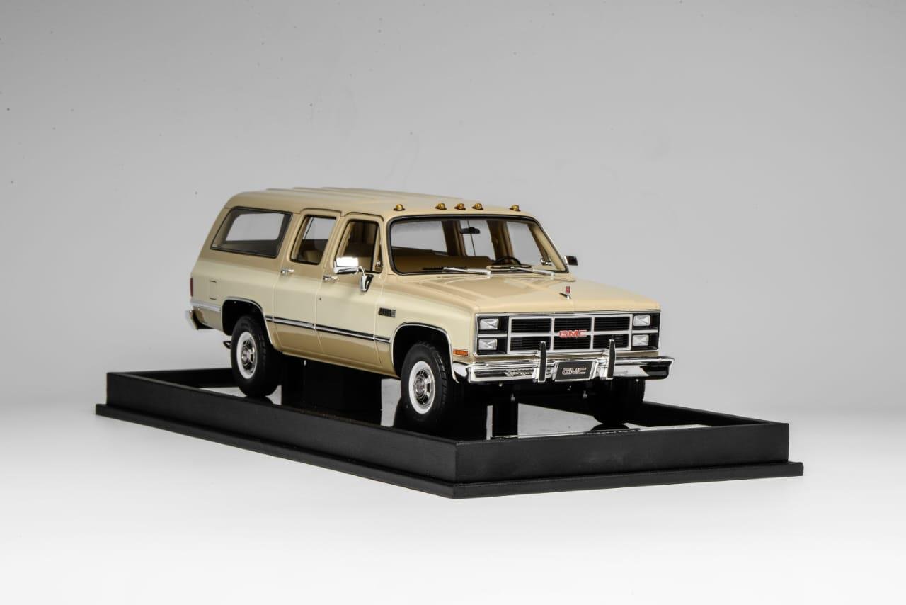 GMC Suburban 1984 Beige with Light Beige 1:18 - Image 3