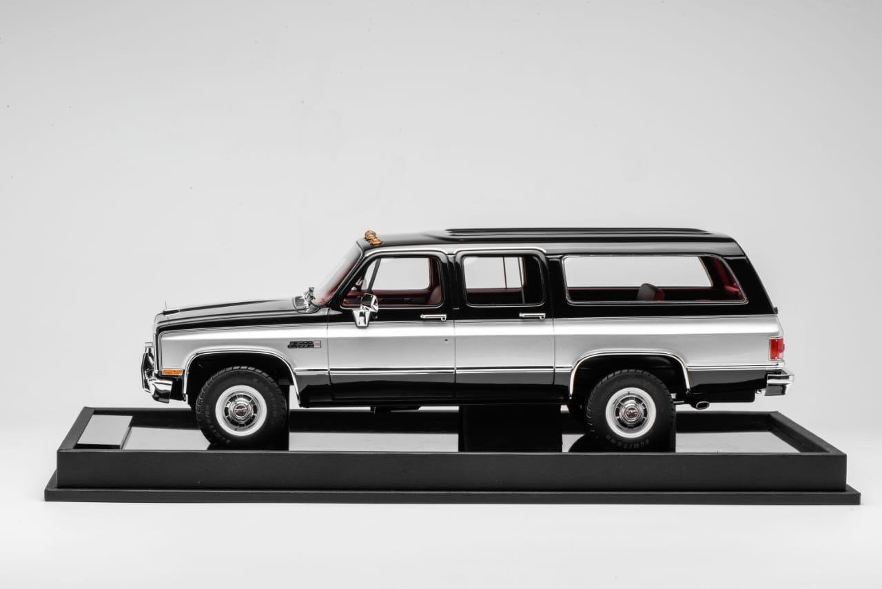 GMC Suburban 1984 Black with Silver 1:18 - Image 4