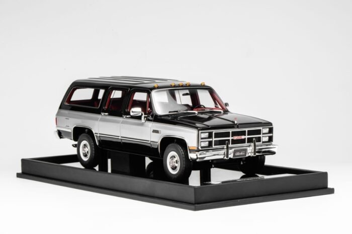 GMC Suburban 1984 Black with Silver 1:18 - Image 2