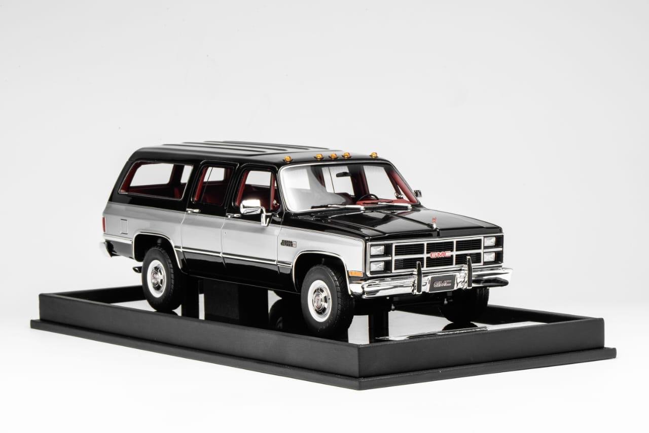 GMC Suburban 1984 Black with Silver 1:18 - Image 2