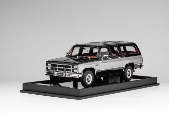 GMC Suburban 1984 Black with Silver 1:18