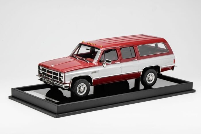 GMC Suburban 1984 Red with Silver 1:18 - Image 4