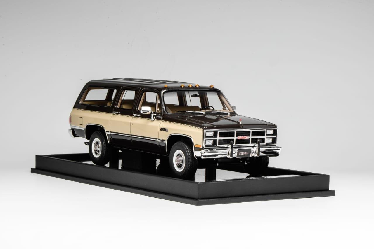 GMC Suburban 1984 Dark Brown with Beige 1:18 - Image 4