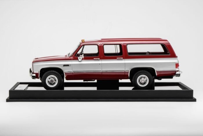 GMC Suburban 1984 Red with Silver 1:18 - Image 2